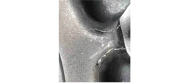 模具短時(shí)間內(nèi)熱應(yīng)力或機(jī)械應(yīng)力過(guò)載引起失效